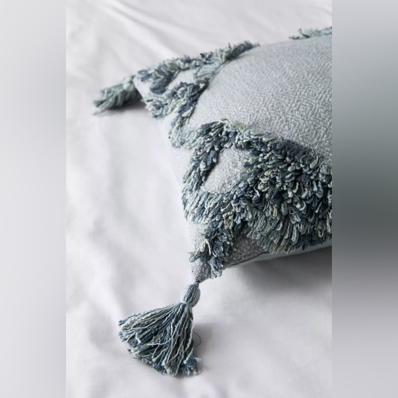 🆕 Urban Outfitters Hedda Blue Textured Throw Pillow with Tassels - Picture 3 of 3